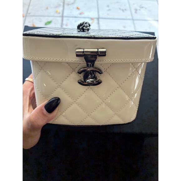 Chanel Patent Cosmetic Minaudière - Picture 5 of 10